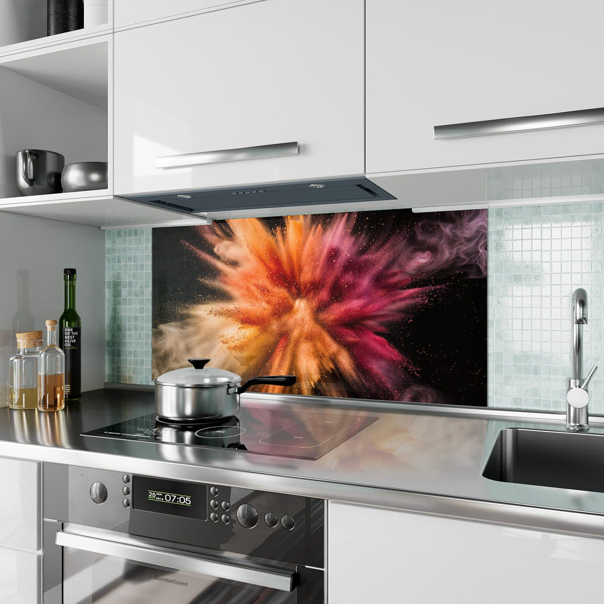 Küchenrückwand aus Glas Farbpulver auf Schwarz im Hochformat als Spritzschutz hinter dem Kochfeld, über dem Fliesenspiegel montiert