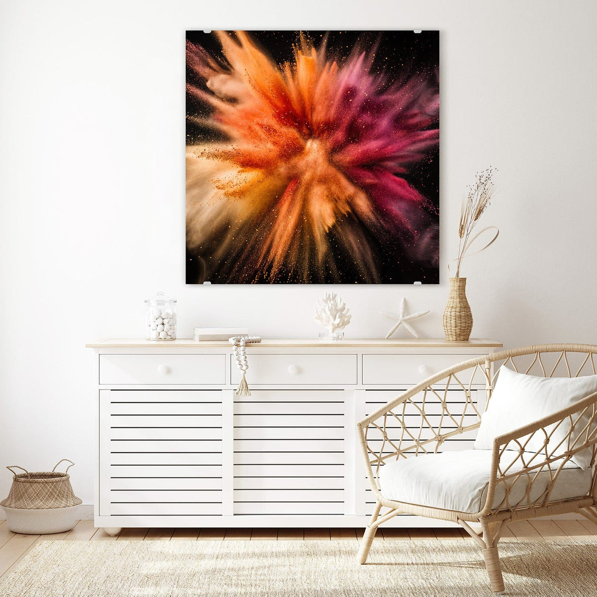 Glasbild Farbpulver auf Schwarz an der Wand – Explodierendes Farbpulver in Orange, Beere und Creme vor schwarzem Grund