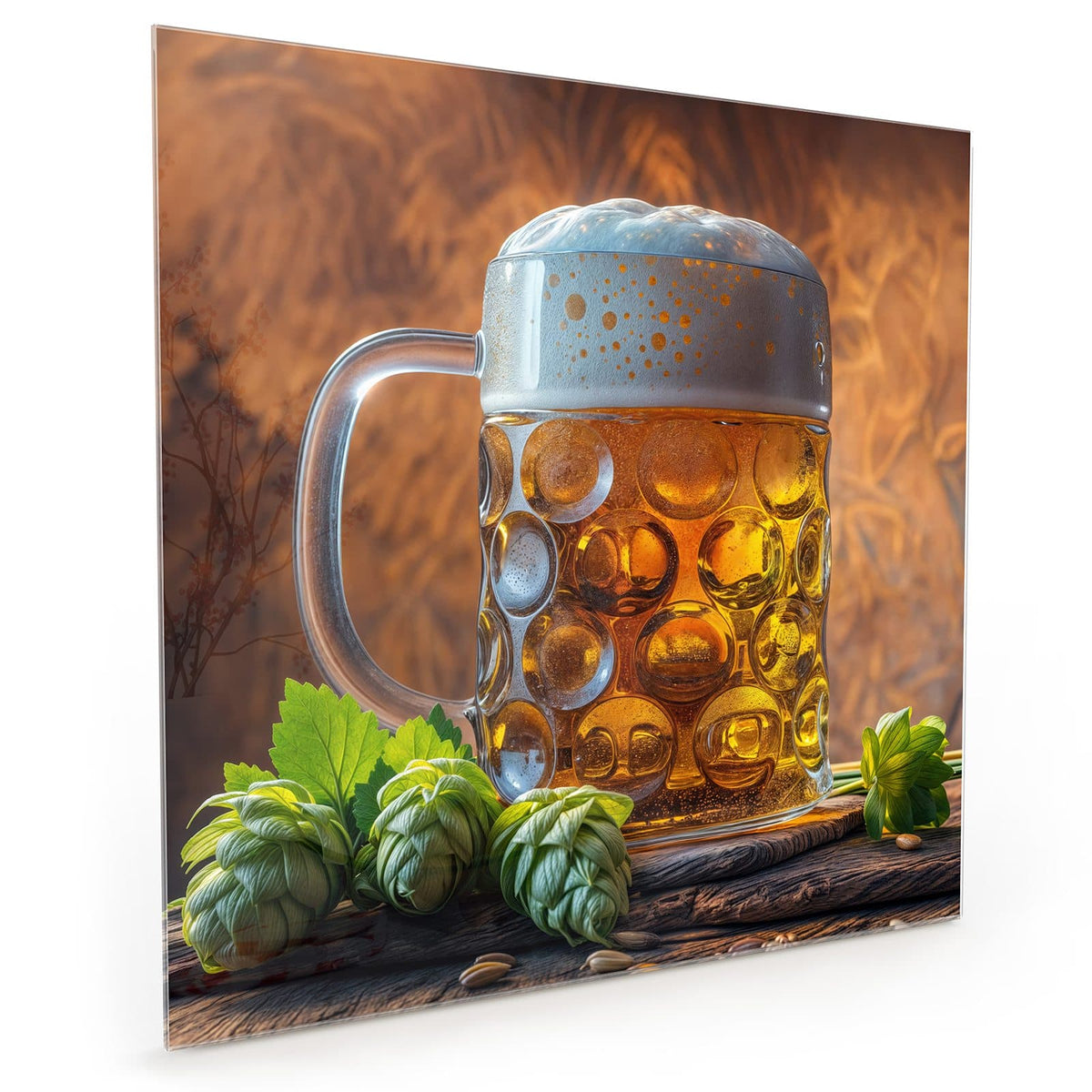 Küchenrückwand aus Glas im quadratischen Format: Dickwandiger Glaskrug mit Bier und dichtem Schaum, umringt von grünen Hopfendolden und Hopfenblättern. #grösse_40 x 40 cm #grösse_50 x 50 cm #grösse_60 x 60 cm