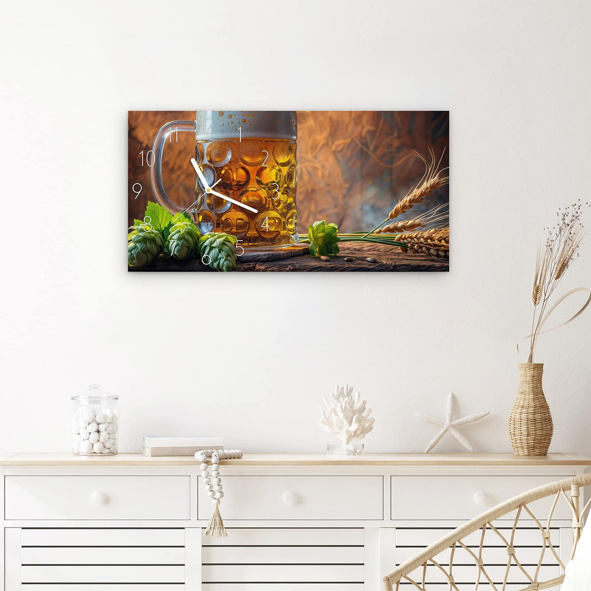 Wanduhr Bierkrug aus Glas – Querformat 60 × 30 cm – Bierkrug mit Hopfen und Ähren