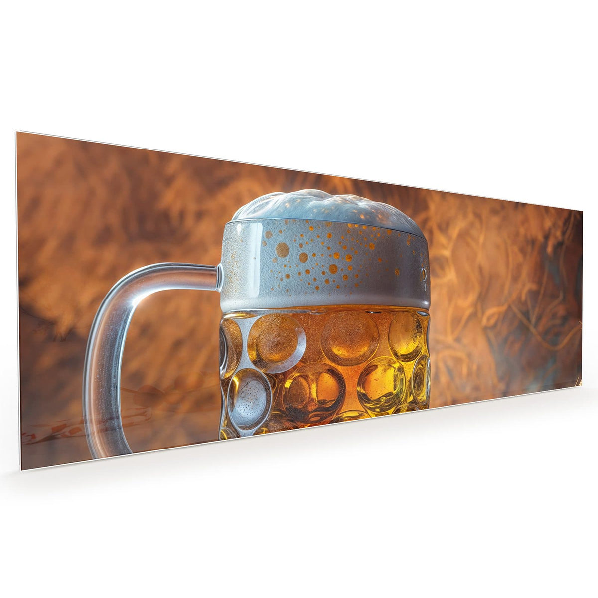 Küchenrückwand aus Glas im Hochformat: Dickwandiger Glaskrug mit Bier und dichtem Schaum, umringt von grünen Hopfendolden und Hopfenblättern. #grösse_40 x 100 cm #grösse_50 x 125 cm #grösse_60 x 150 cm