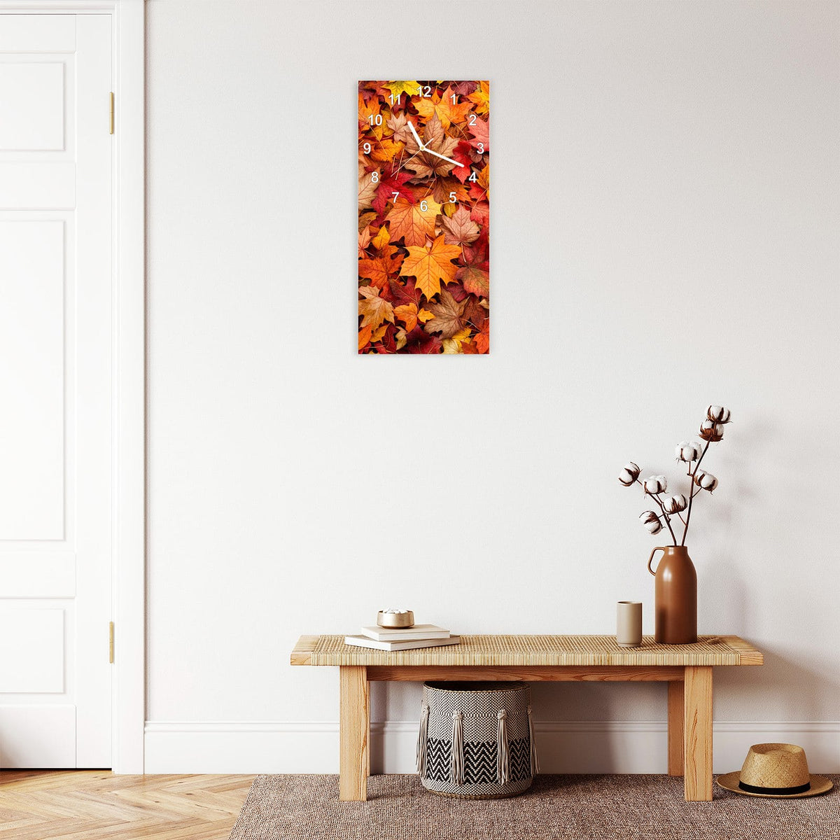 Wanduhr aus Glas im Hochformat Ahornblätter von oben mit Ziffernblatt Modern über einer Holzbank im Flur