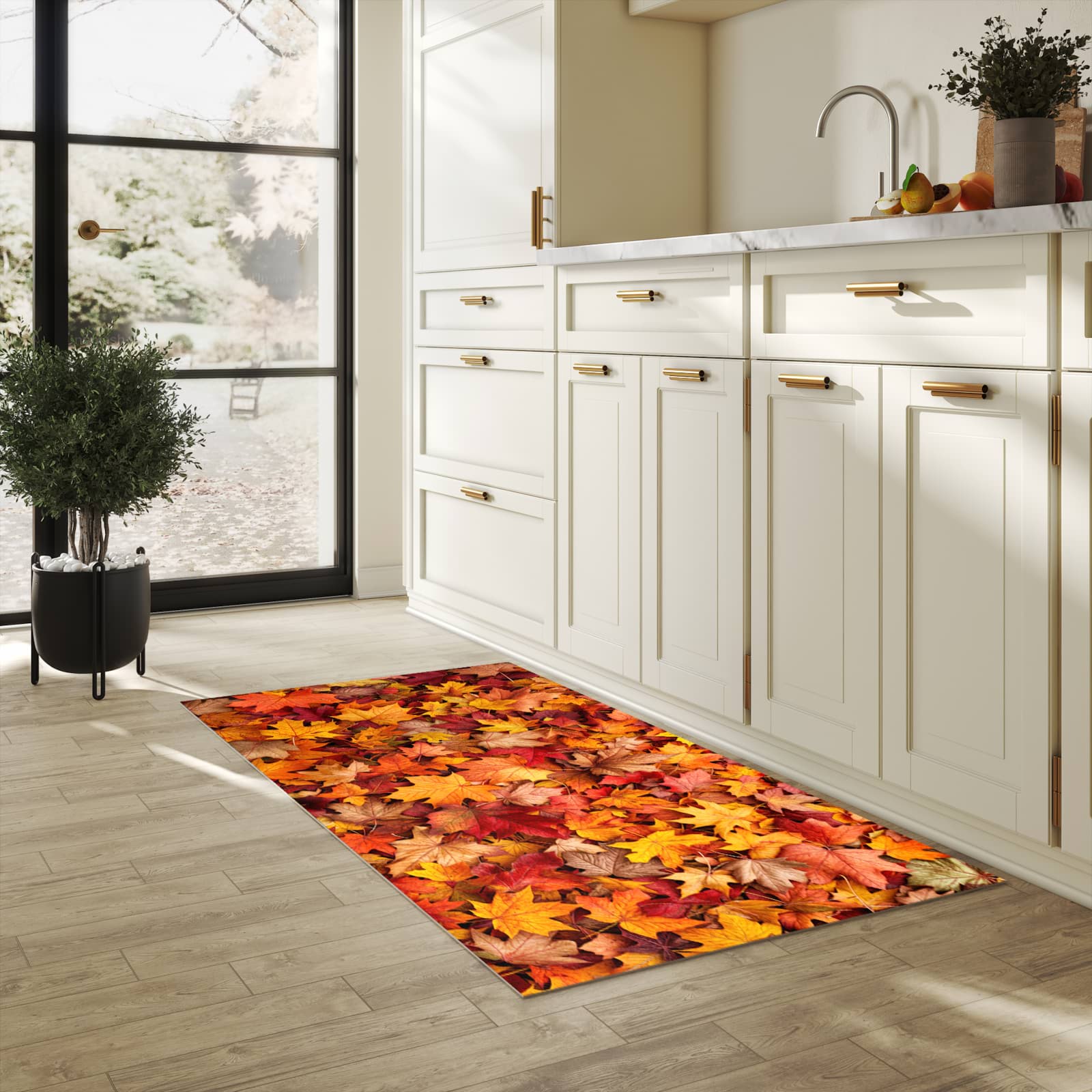 Waschbarer Küchenteppich mit Motiv Herbstlaub in heller Küche