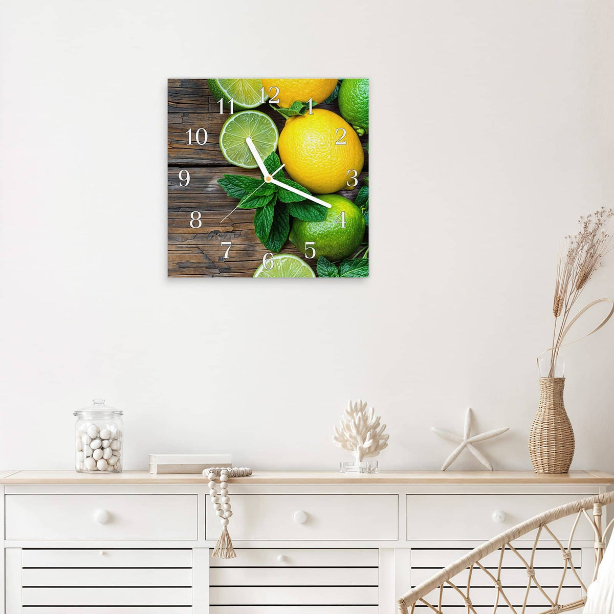 Quadratische Wanduhr aus Glas Zitronen und Limetten mit Ziffernblatt Klassisch über einem weißen Sideboard
