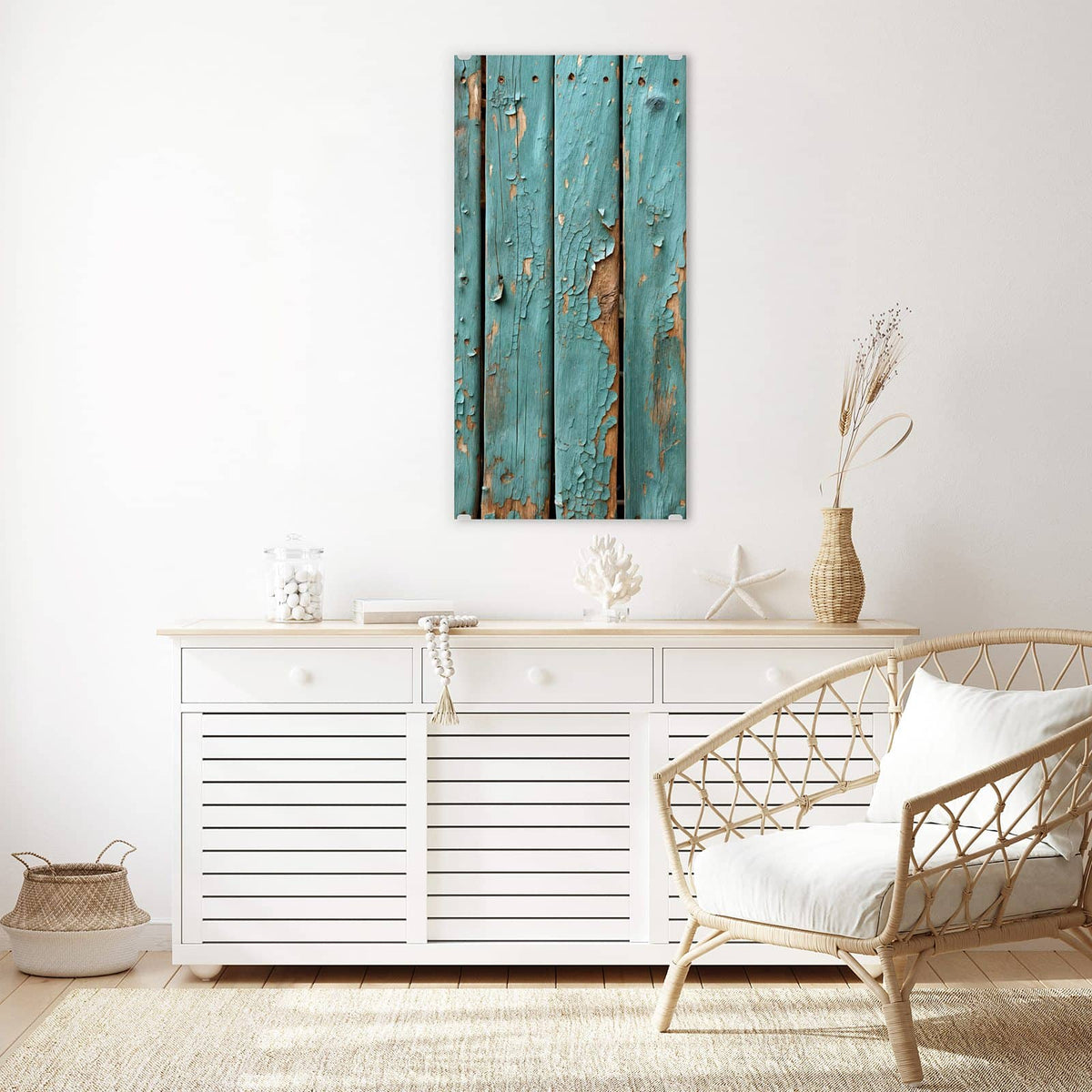 Glasbild Türkise Farbe auf Holz an der Wand – Senkrechte Holzbretter mit stark abblätternder türkiser Farbe, darunter helles Holz