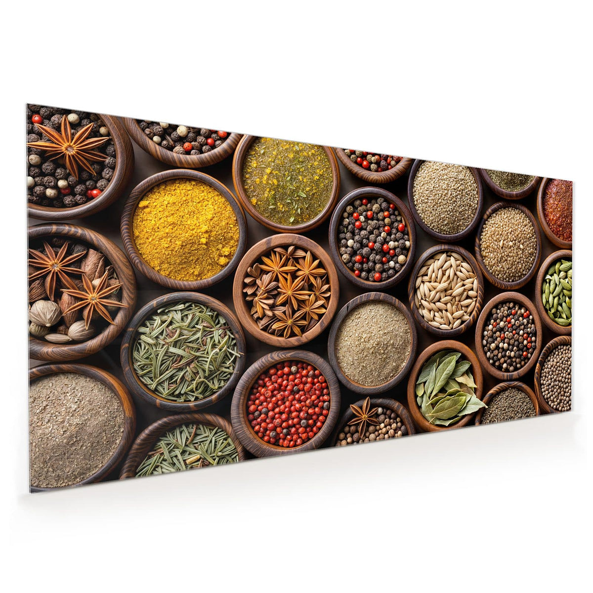 Küchenrückwand aus Glas im Hochformat mit Motiv Dunkle Gewürzschalen: Bildfüllendes Raster dunkler Holzschalen mit Sternanis, Lorbeer, Pfeffer und Saaten