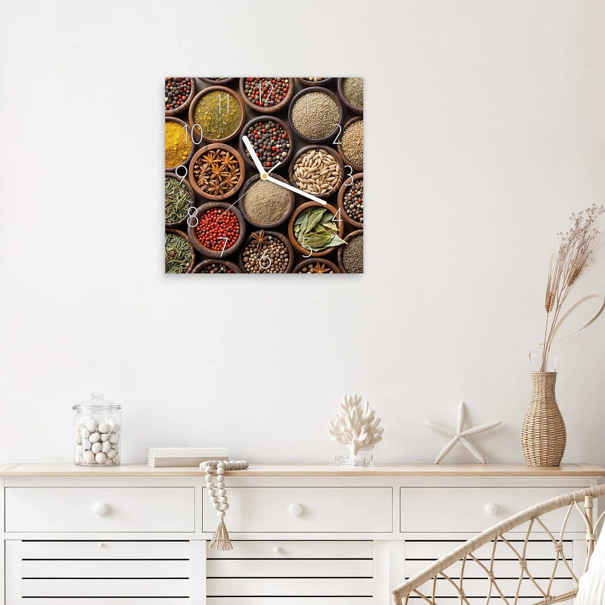 Wanduhr Dunkle Gewürzschalen aus Glas – Quadratisch 30 × 30 cm – Dunkle Holzschalen voller Gewürze