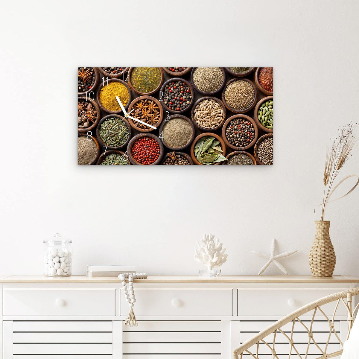 Wanduhr Verschiedene Gewuerze aus Glas – Querformat 60 × 30 cm – Gewürze in geschnitzten Holzschalen