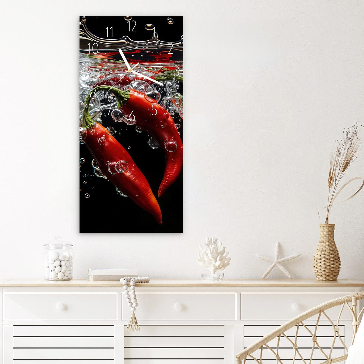 Wanduhr Chili unter Wasser aus Glas – Rote Chilis in klarem Wasser