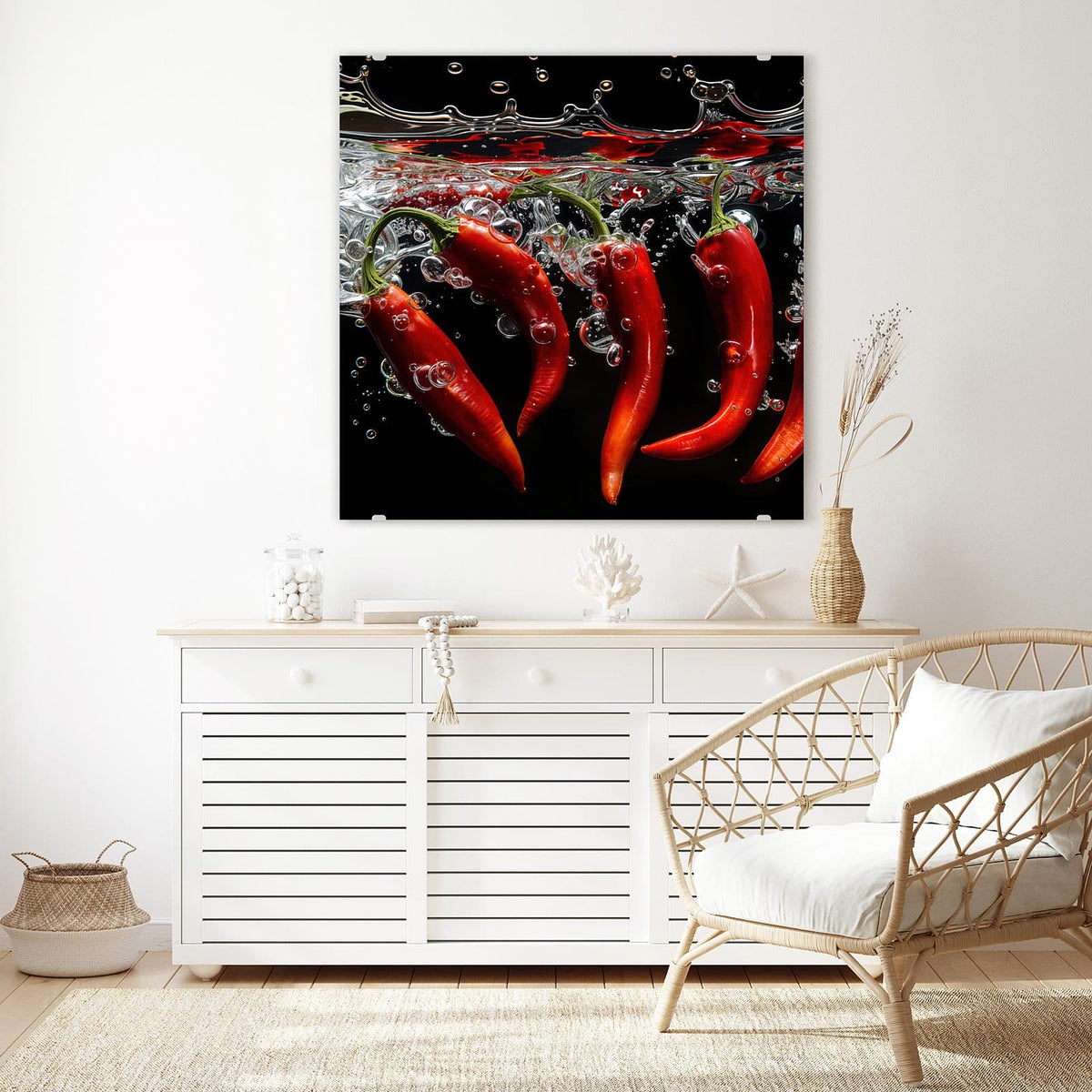 Glasbild Chilis im dunklen Wasser an der Wand – Fünf rote Chilischoten sinken unter die Wasseroberfläche vor schwarzem Grund