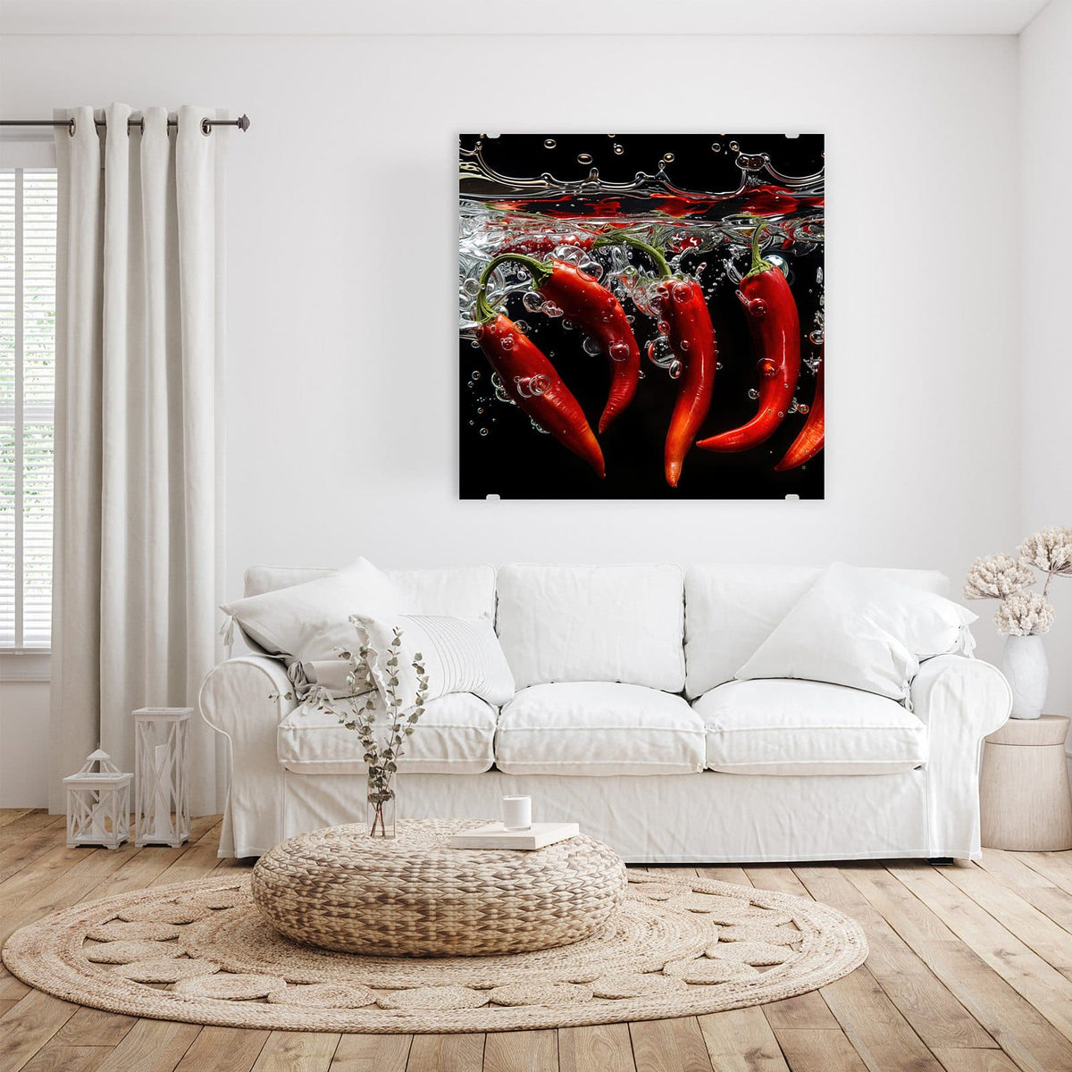 Glasbild Chilis im dunklen Wasser an der Wand – Fünf rote Chilischoten sinken unter die Wasseroberfläche vor schwarzem Grund