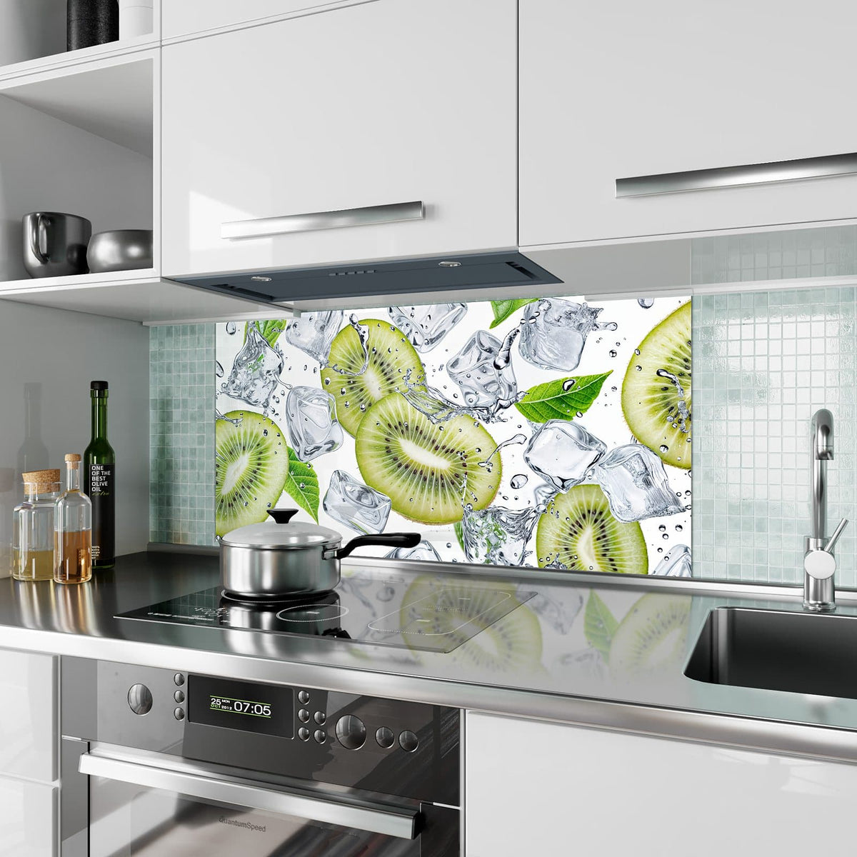 Küchenrückwand aus Glas Kiwi und Eiswürfel im Hochformat als Spritzschutz hinter dem Kochfeld, über dem Fliesenspiegel montiert