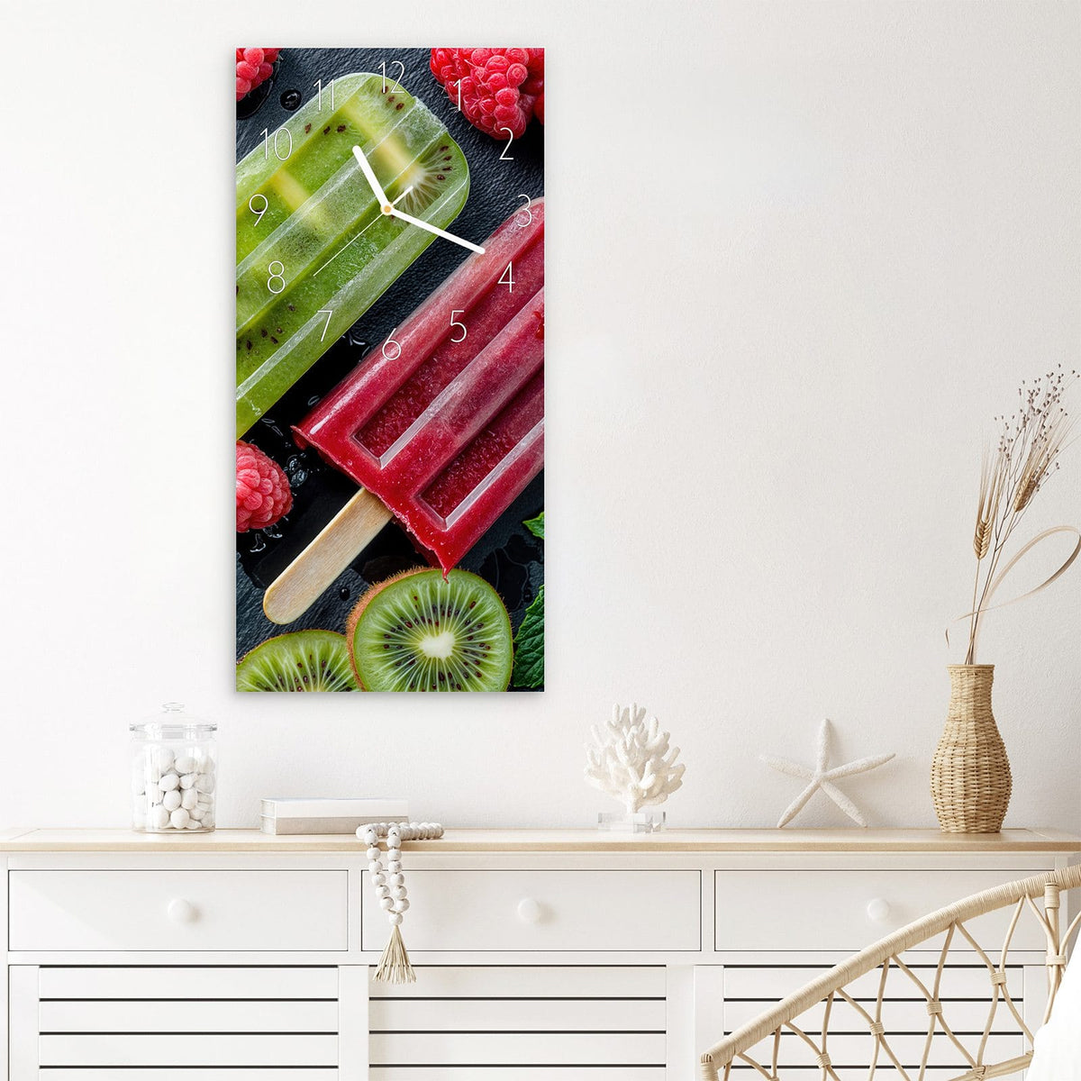 Wanduhr Frisches Eis am Stiel aus Glas – Fruchteis mit Kiwi auf Schiefer