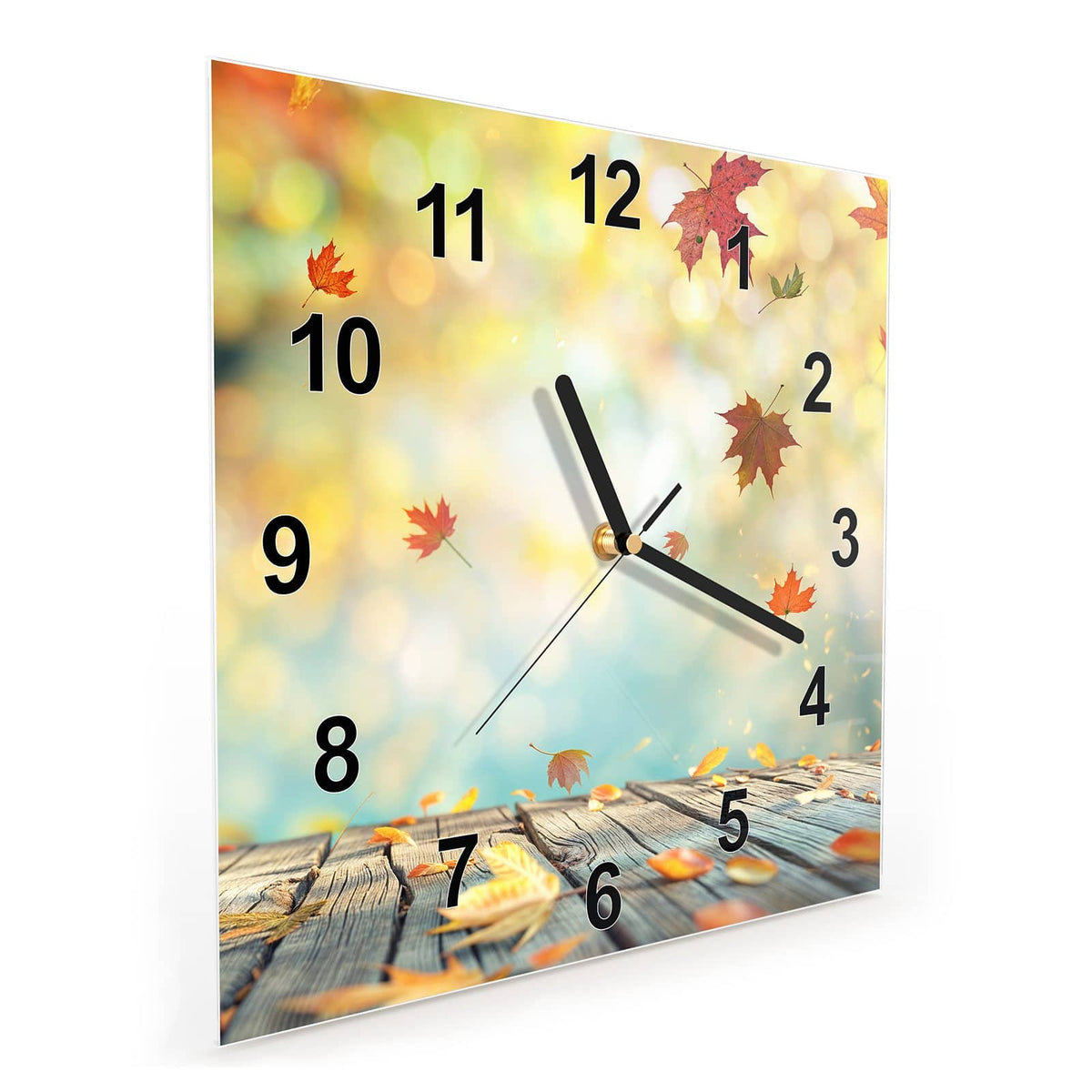 Quadratische Wanduhr aus Glas Herbstlaub auf Holz schräg von der Seite, 4 mm starkes Glas