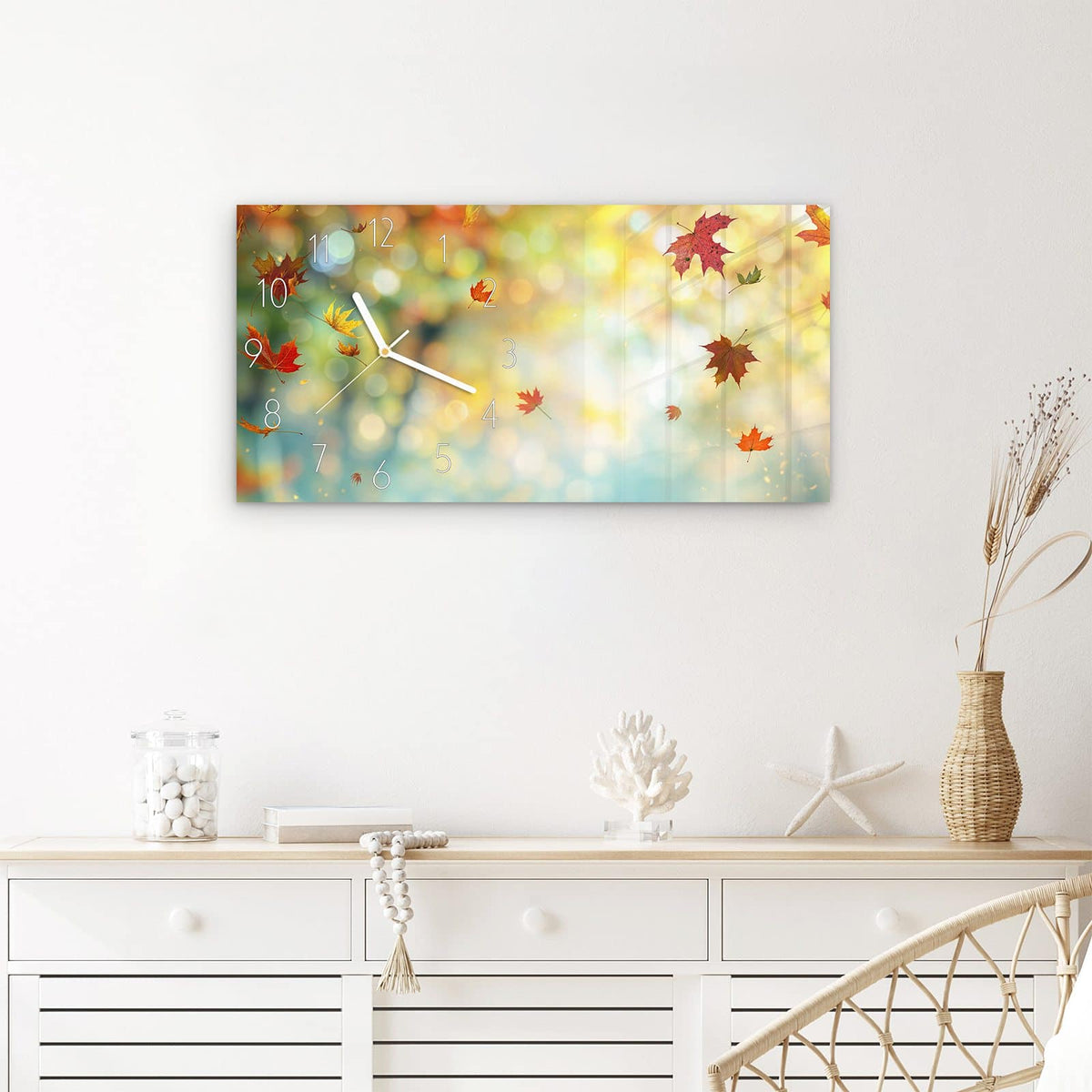 Wanduhr Herbstlaub Wald aus Glas – Querformat 60 × 30 cm – Fallende Blätter über Holz