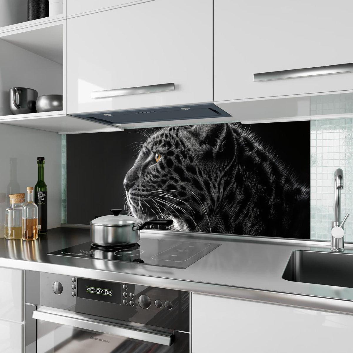 Küchenrückwand aus Glas Leopard im Profil im Hochformat als Spritzschutz hinter dem Kochfeld, über dem Fliesenspiegel montiert