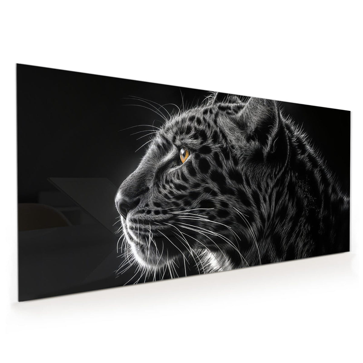 Küchenrückwand aus Glas im Hochformat: Fotorealistischer Leopardenkopf im Profil, schwarz-weiß, mit einem leuchtend goldenen Auge