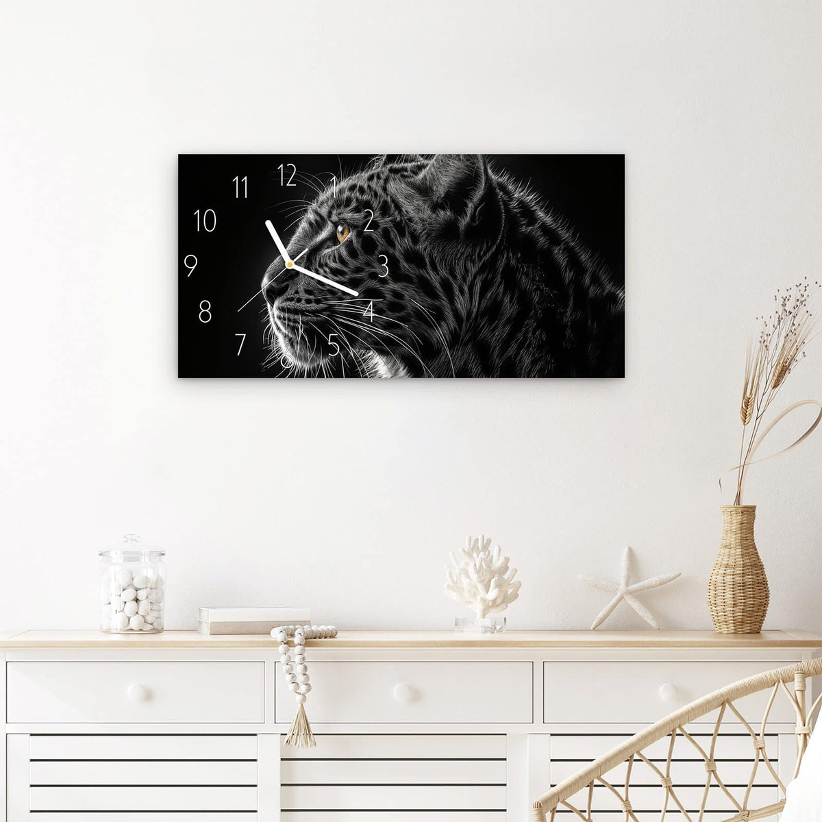 Wanduhr Leopard Silhouette aus Glas – Querformat 60 × 30 cm – Leopardenkopf mit goldenem Auge