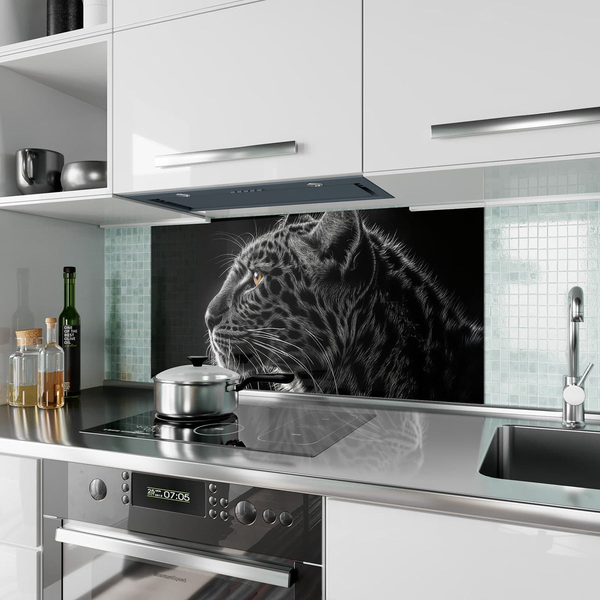 Küchenrückwand aus Glas Leopard im Profil im Hochformat als Spritzschutz hinter dem Kochfeld, über dem Fliesenspiegel montiert