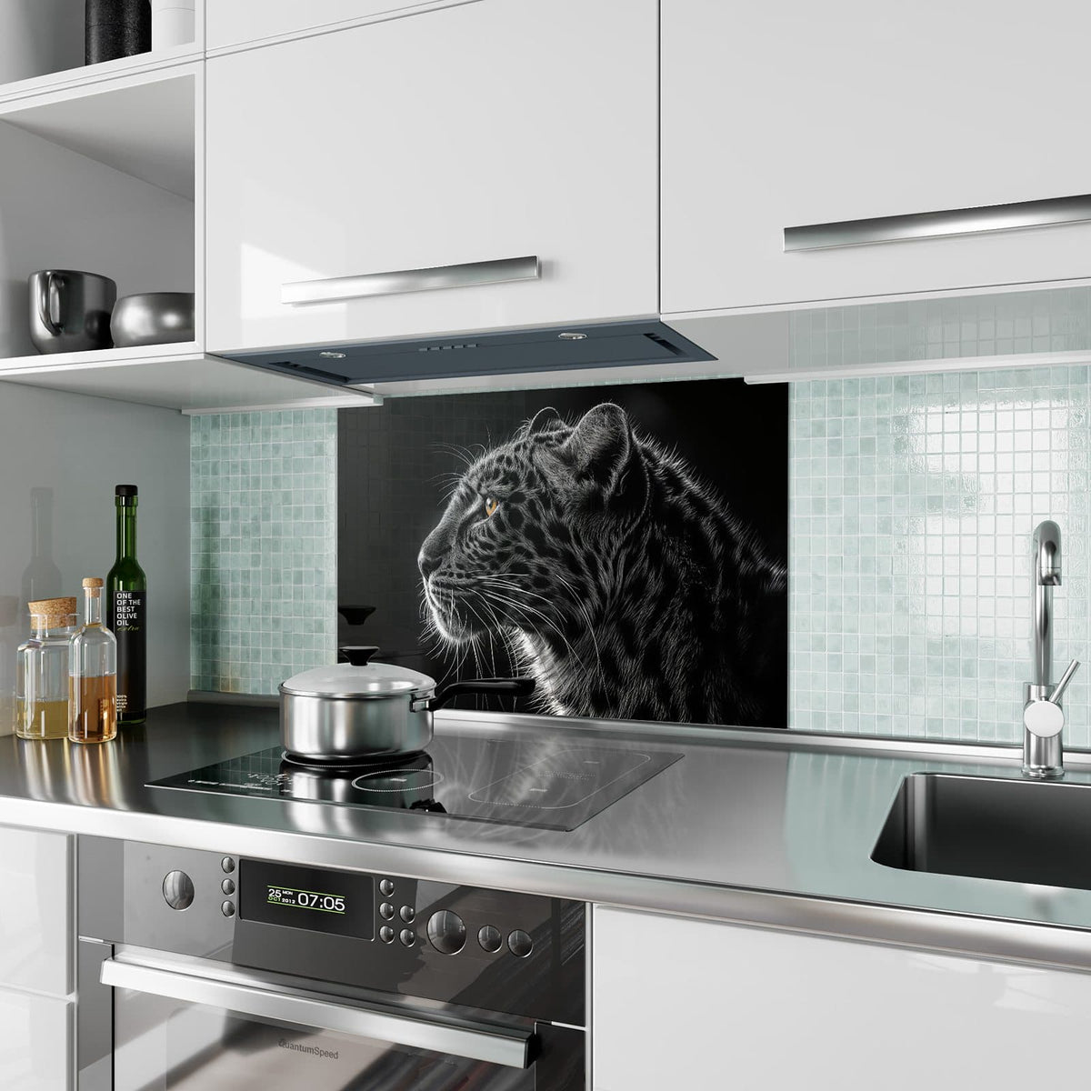 Küchenrückwand aus Glas Leopard im Profil im Hochformat als Spritzschutz hinter dem Kochfeld, über dem Fliesenspiegel montiert