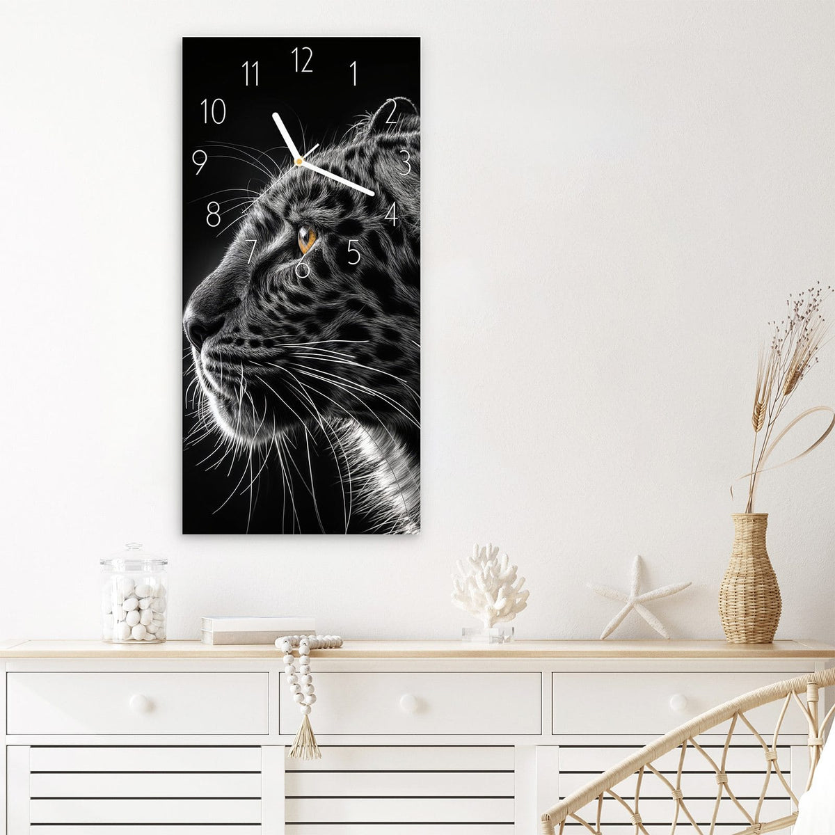 Wanduhr Leopard Silhouette aus Glas – Leopardenkopf mit goldenem Auge