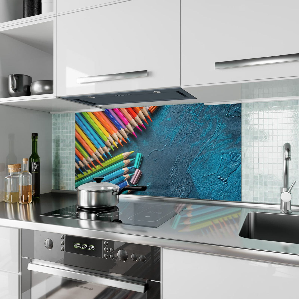 Küchenrückwand aus Glas Buntstifte auf Türkis im Hochformat als Spritzschutz hinter dem Kochfeld, über dem Fliesenspiegel montiert