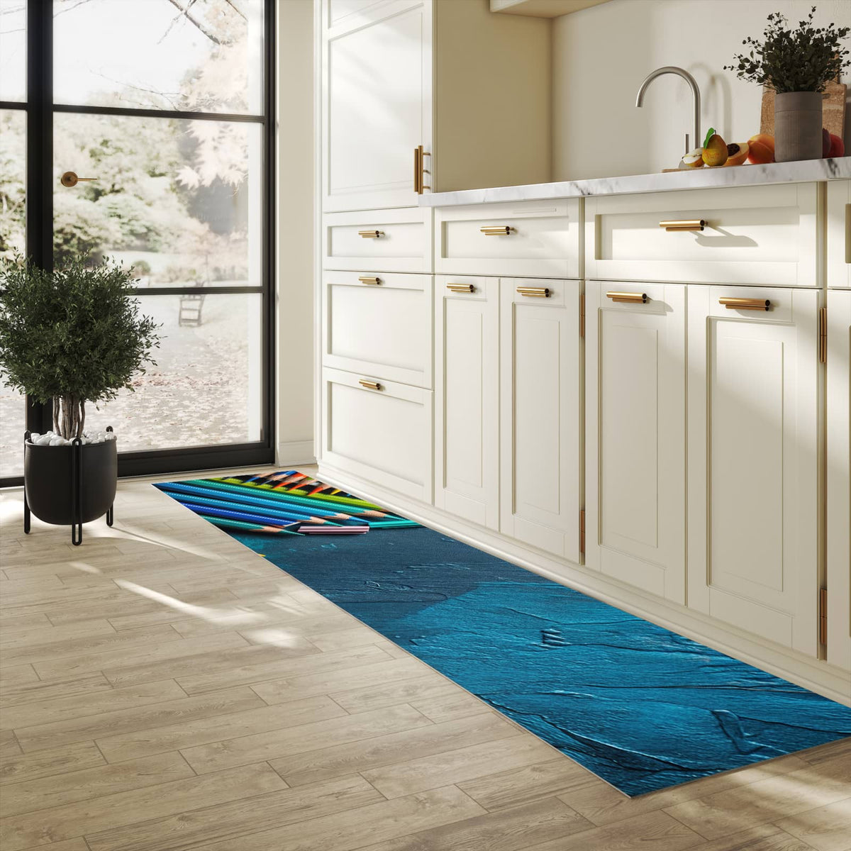 Bodenschonender Bodenläufer-Teppich mit Motiv Buntstifte auf Holz in heller Küche