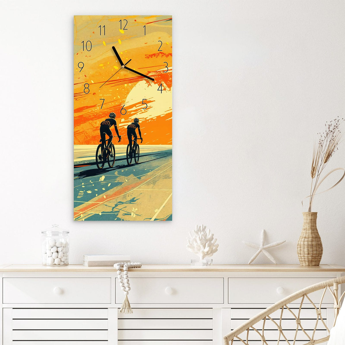 Wanduhr Radfahrer Sonnenuntergang aus Glas – Hochformat 30 × 60 cm – Radfahrer vor orangem Sonnenuntergang