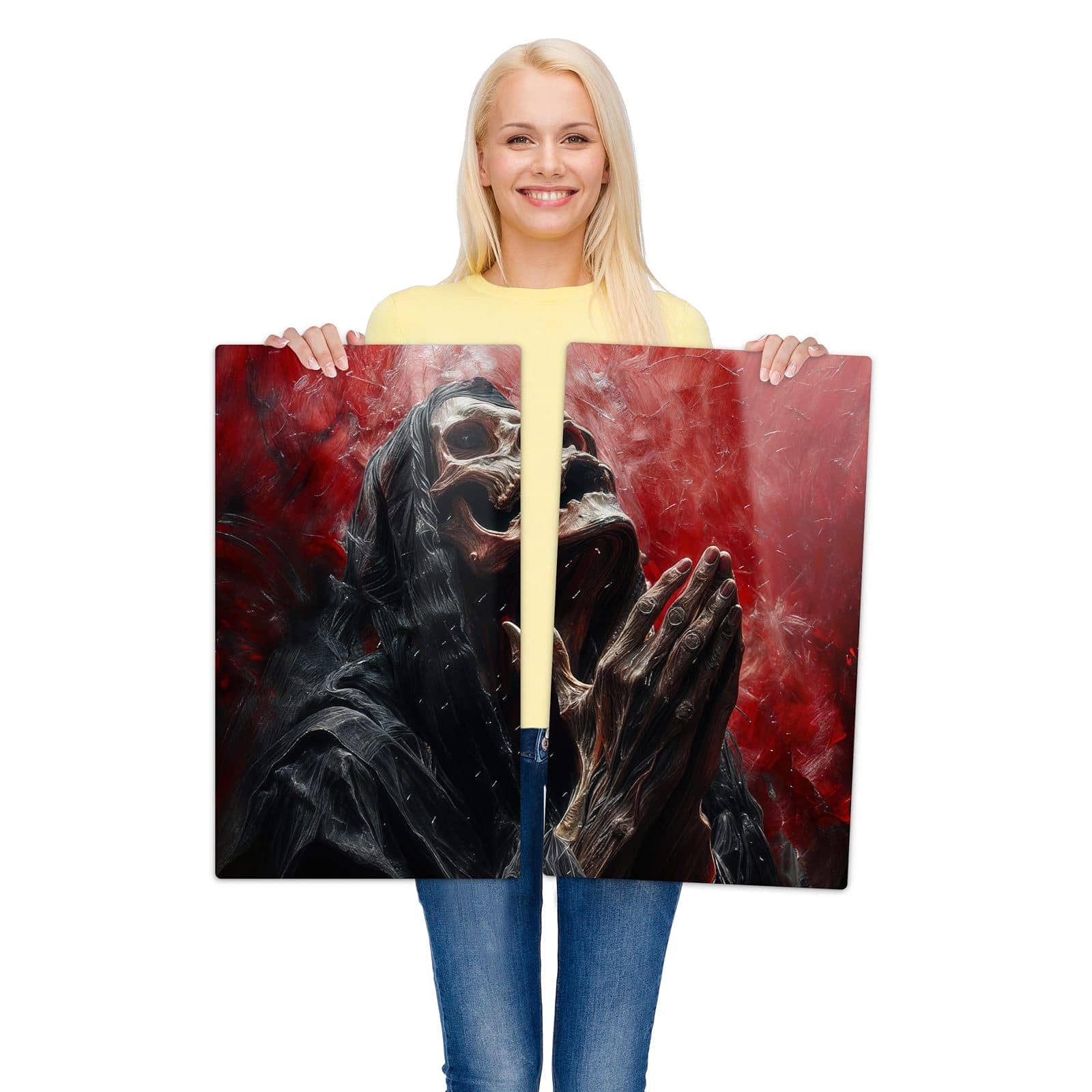 2-teilige Herdabdeckplatte mit Skelettbetende Hände-Motiv wird zur Größendarstellung gehalten