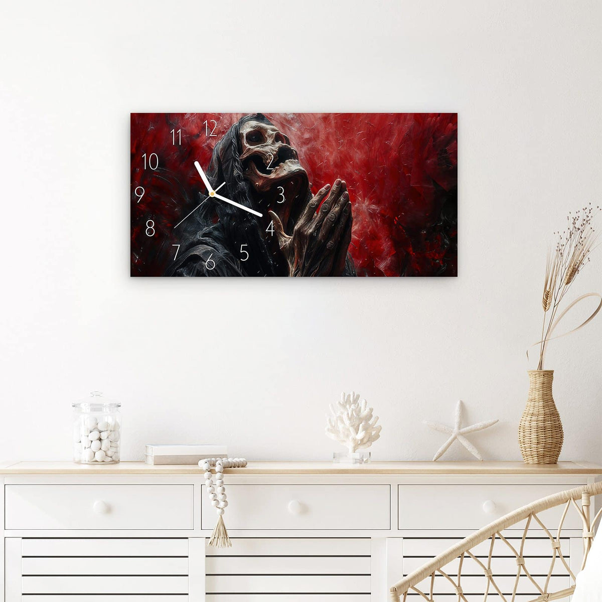 Wanduhr Skelettbetende Hände aus Glas – Querformat 60 × 30 cm – Betende Schädelfigur vor Rot