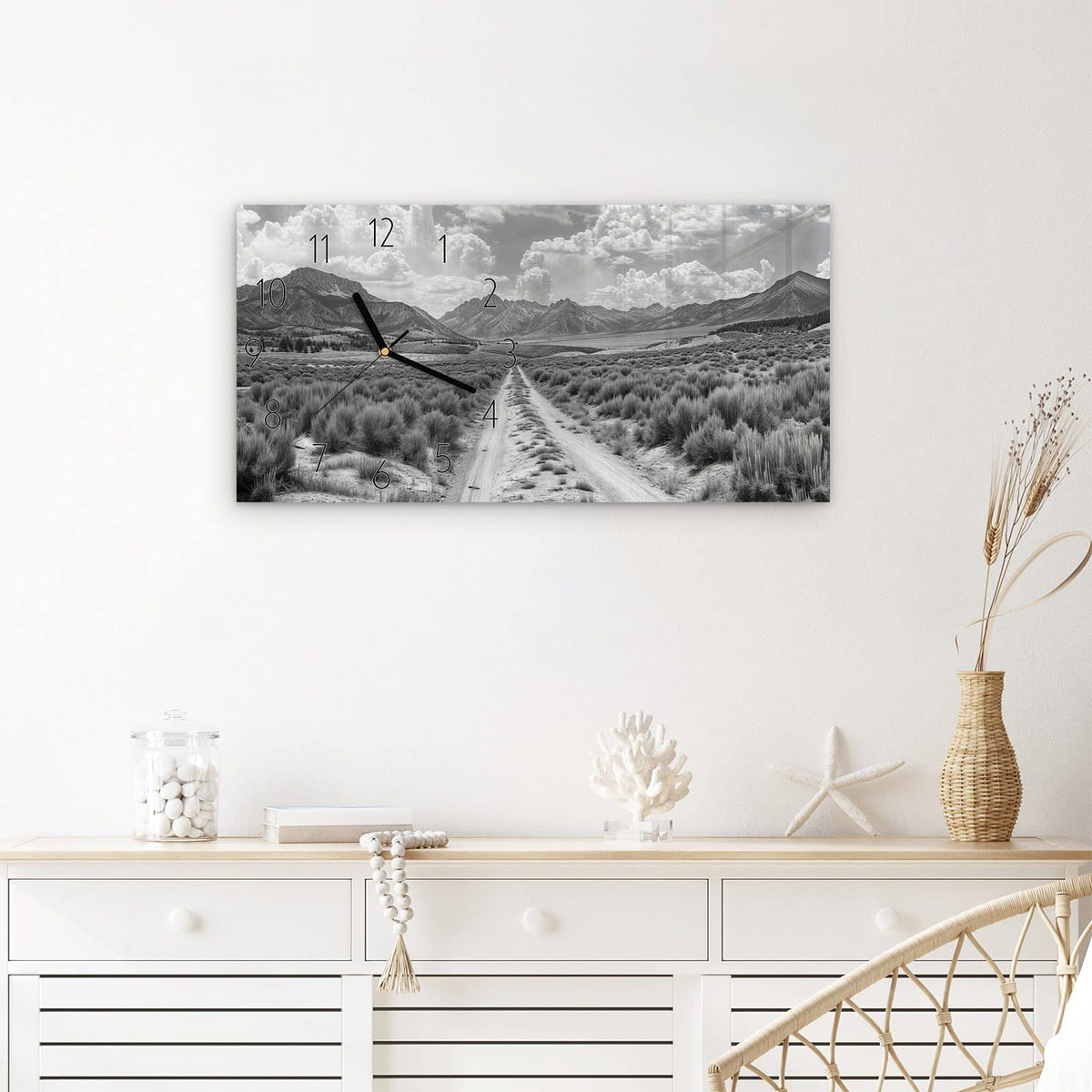 Wanduhr Gebirgspanorama aus Glas – Querformat 60 × 30 cm – Schneeberge über weitem Graspfad