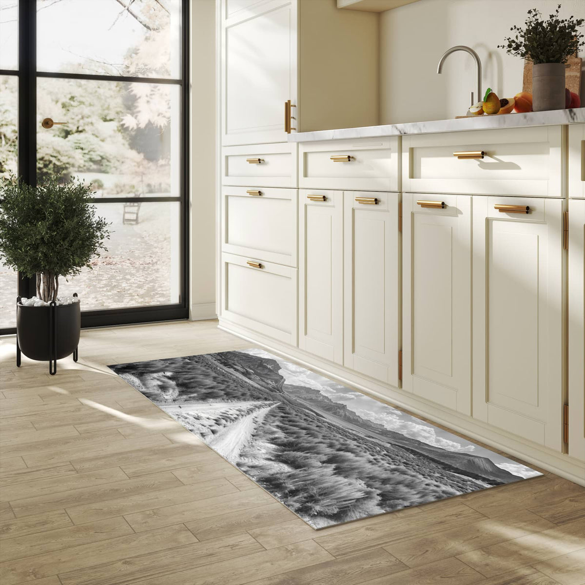 Fleckenresistenter langer Teppich mit Motiv Gebirgspanorama in heller Küche