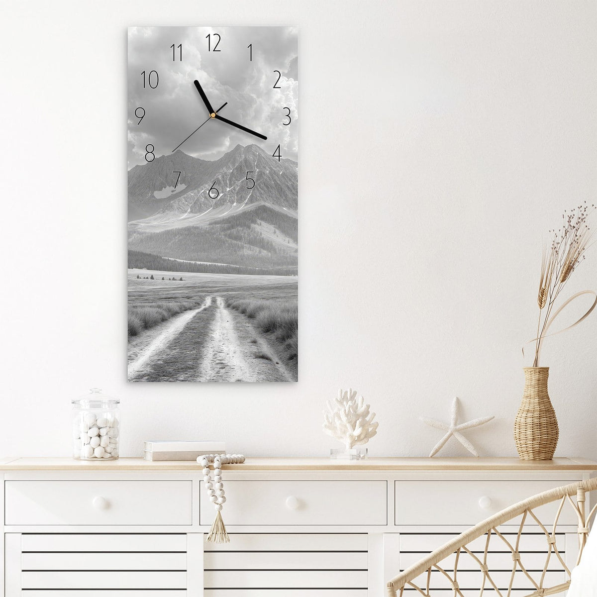 Wanduhr Berglandschaft Weg aus Glas – Einsamer Baum vor Bergkette