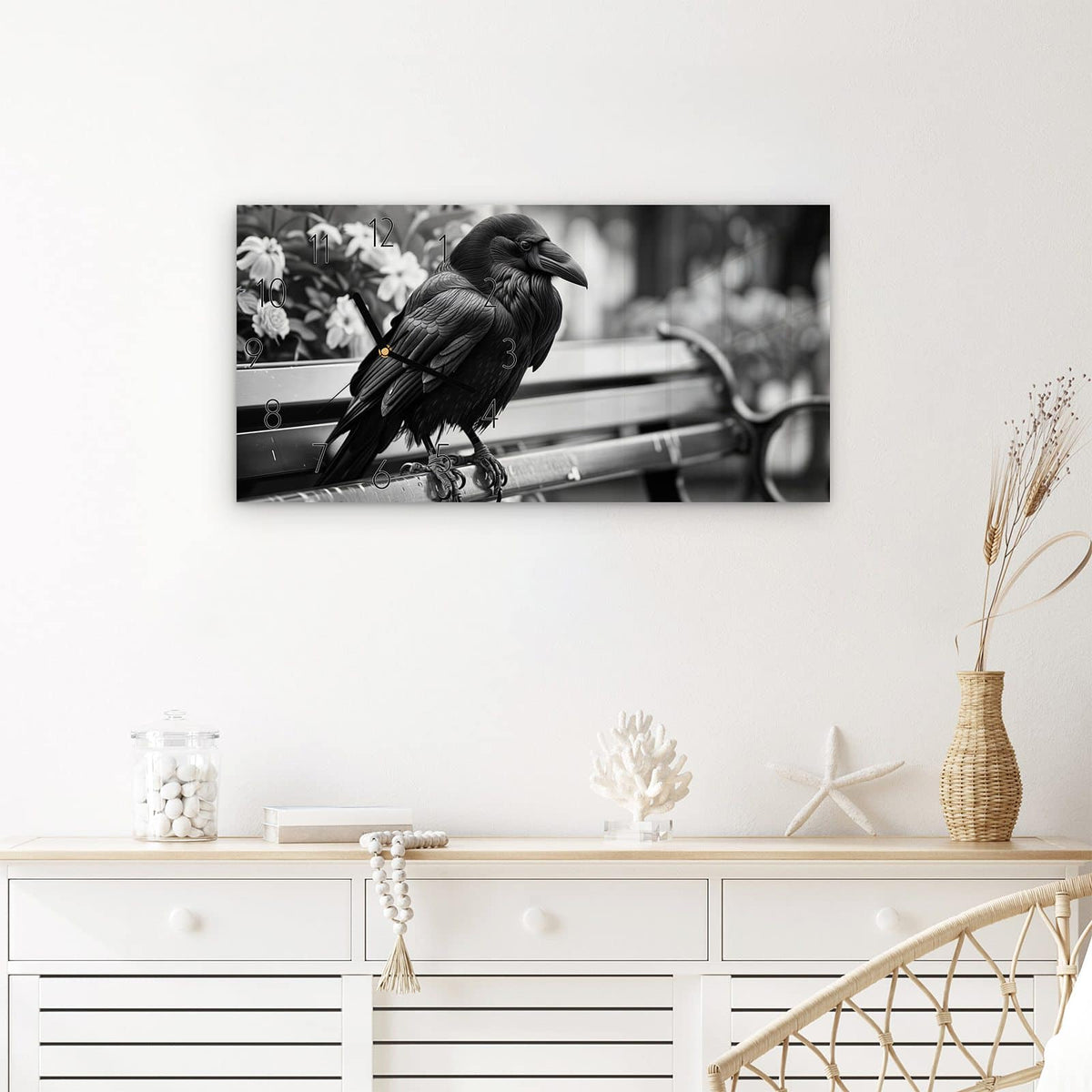 Wanduhr Rabe auf Bank aus Glas – Querformat 60 × 30 cm – Schwarzer Rabe zwischen Blüten