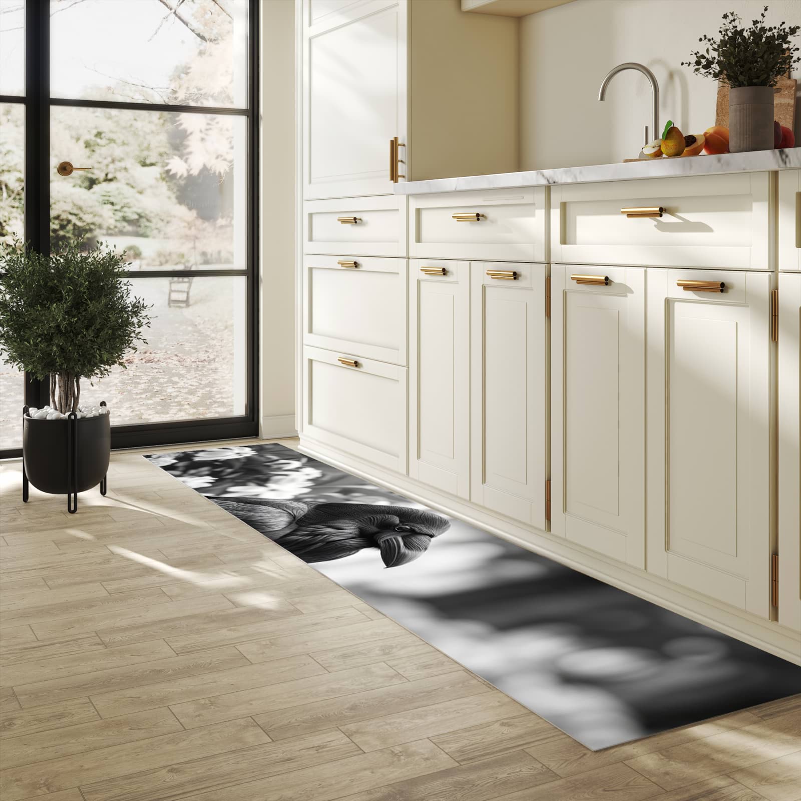 Fleckenresistenter rutschfester Küchenläufer mit Motiv Rabe auf Bank in heller Küche