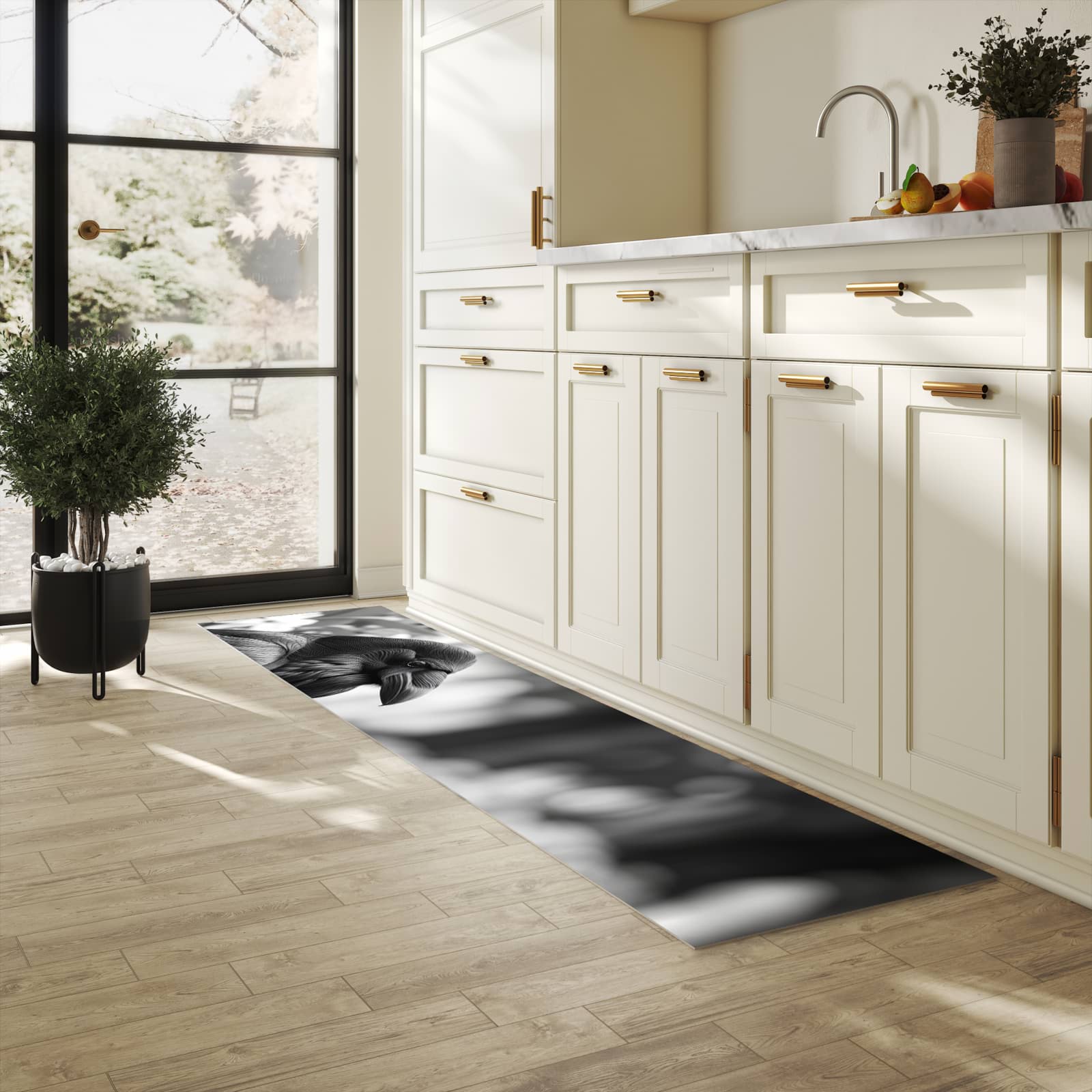 Wasserabweisender rutschfester Küchenläufer mit Motiv Rabe auf Bank in heller Küche