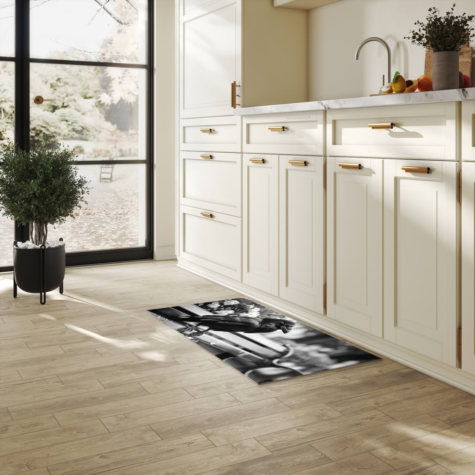 Geräuschdämpfender Küchenläufer mit Motiv Rabe auf Bank in heller Küche