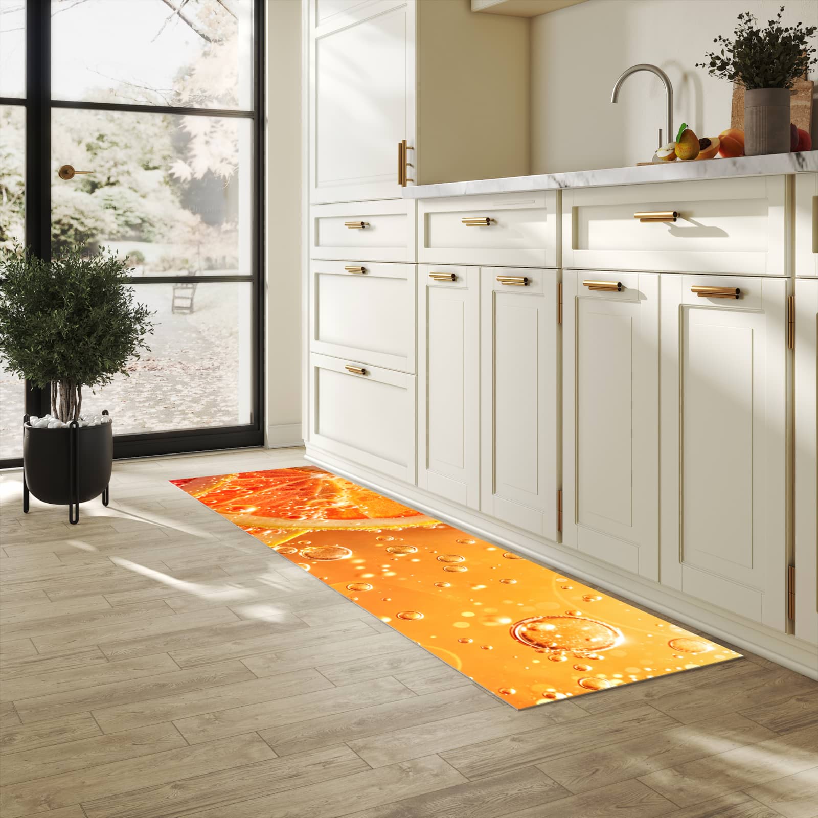 Feuchtigkeitsresistenter Teppich für die Küche mit Motiv Spritzige Orange in heller Küche