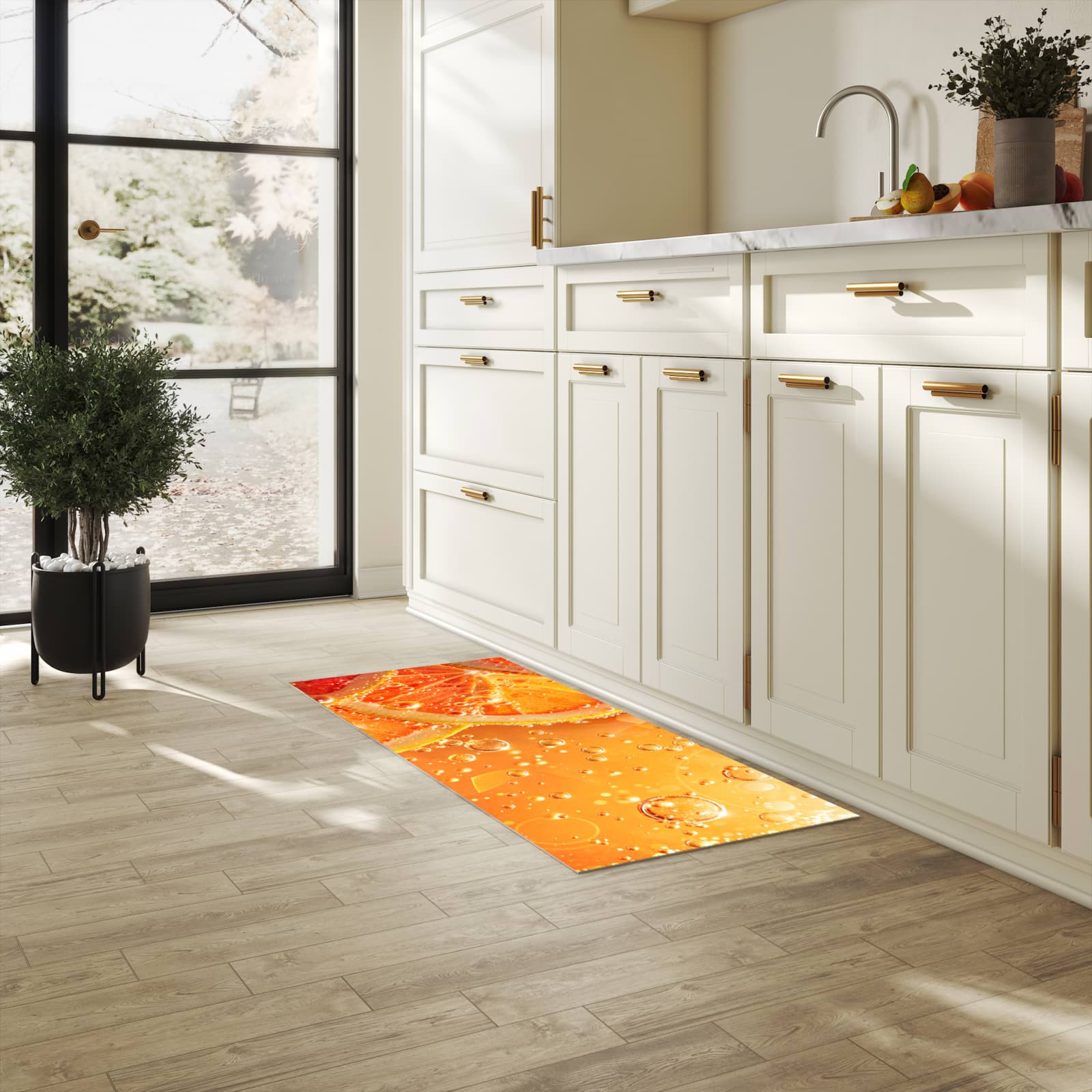 Langlebiger Küchenteppich mit Motiv Spritzige Orange in heller Küche