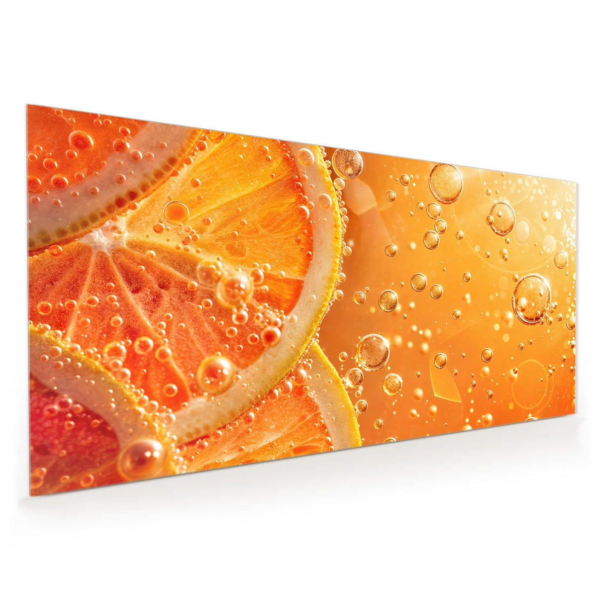 Küchenrückwand aus Glas im Hochformat: Orangen- und Blutorangenscheiben in sprudelnder orangener Flüssigkeit