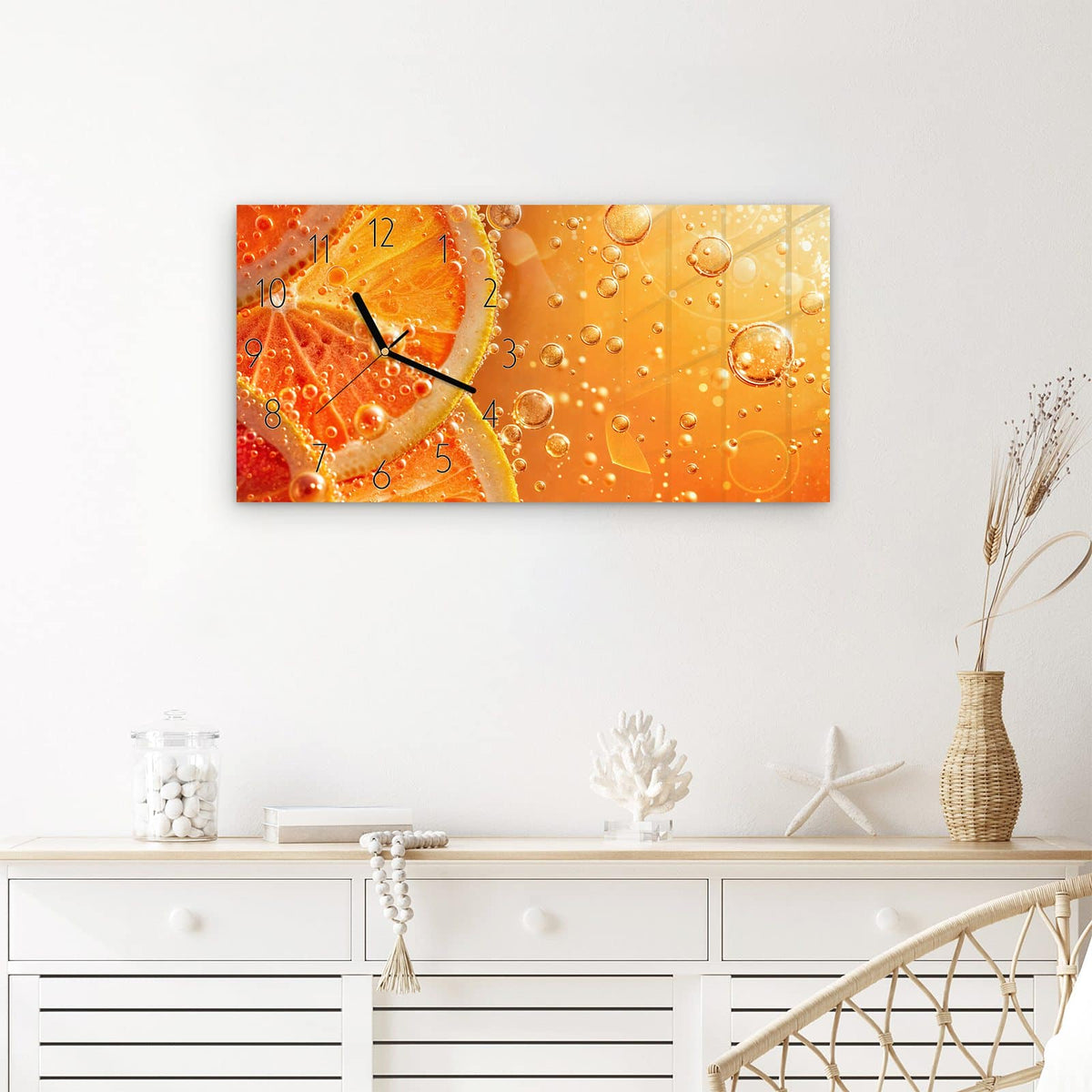 Wanduhr Spritzige Orange aus Glas – Querformat 60 × 30 cm – Orangenscheiben im Sprudel
