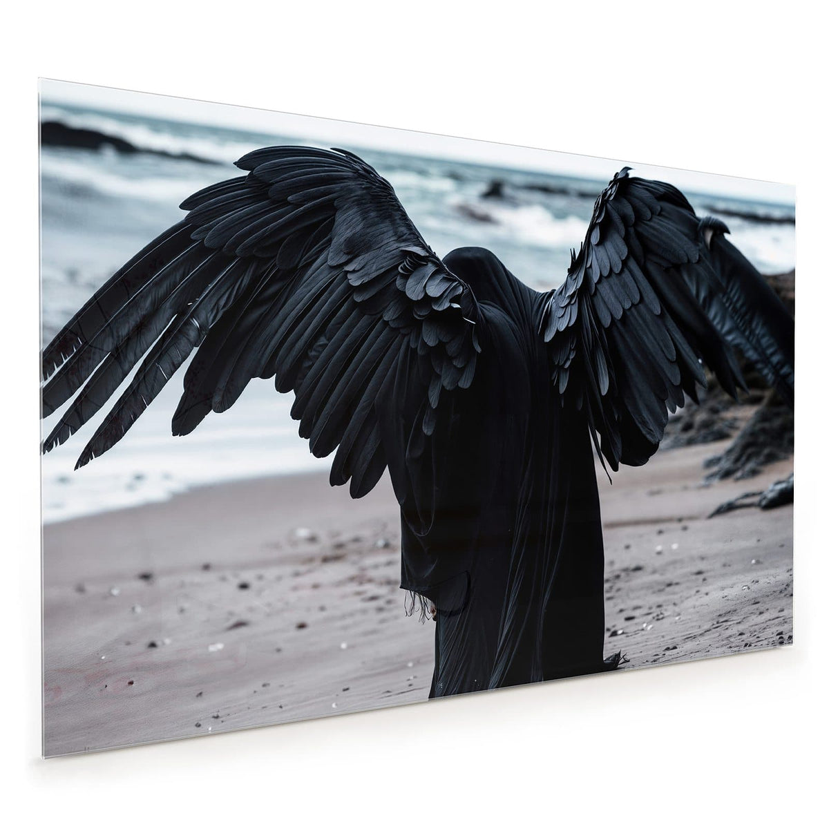 Küchenrückwand aus Glas im Hochformat mit Motiv Schwarzer Engel: Schwarz verhüllte Gestalt mit weit ausgebreiteten schwarzen Flügeln von hinten am Strand