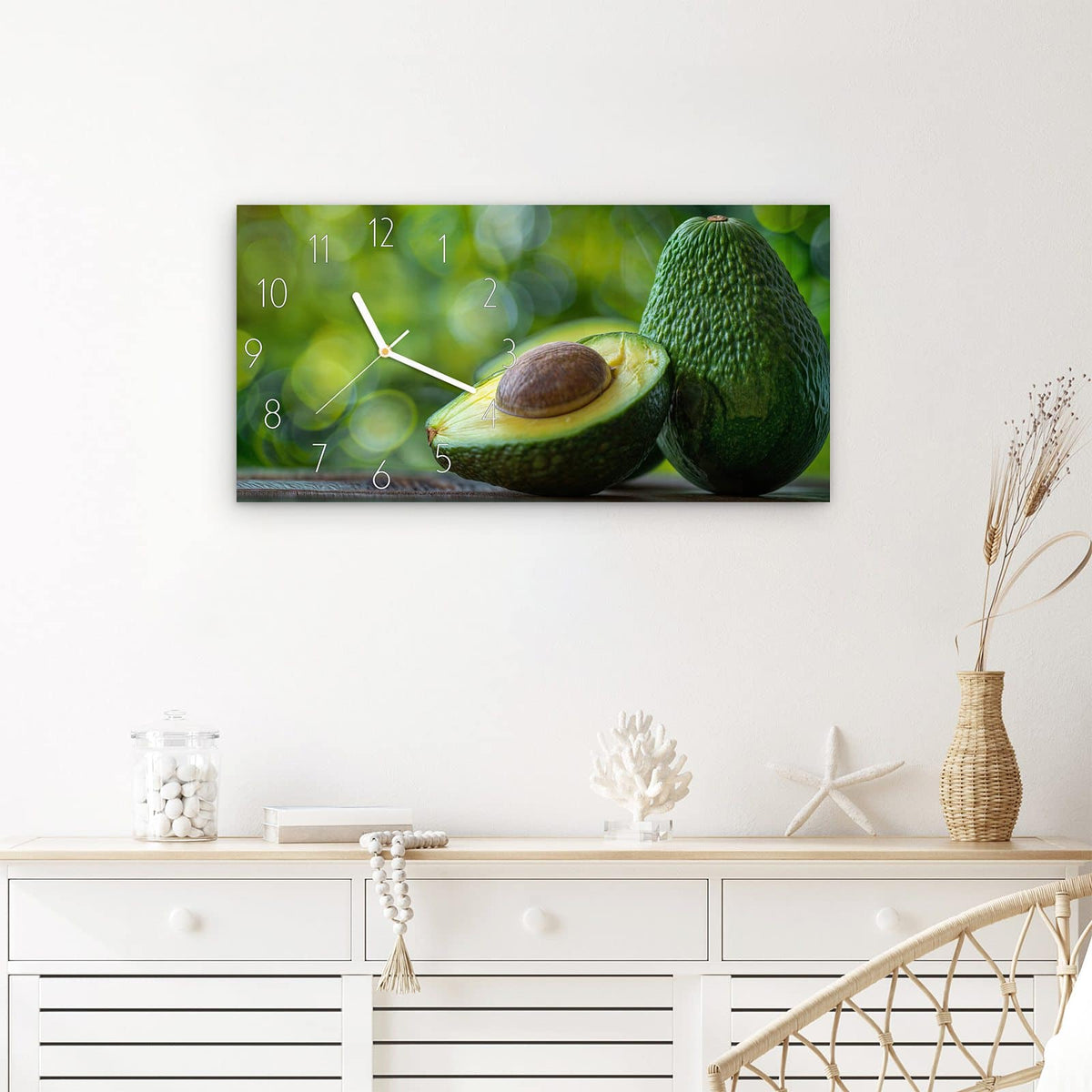 Wanduhr Avocado Anschnitt aus Glas – Querformat 60 × 30 cm – Halbierte Avocado mit Kern