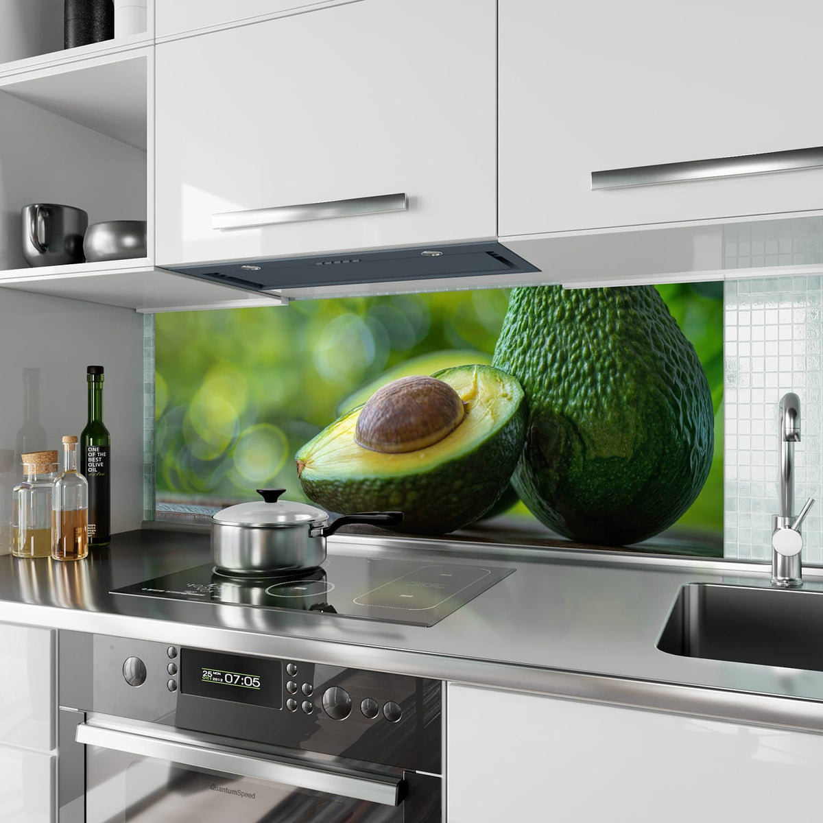 Küchenrückwand aus Glas Halbierte Avocado im Hochformat als Spritzschutz hinter dem Kochfeld, über dem Fliesenspiegel montiert