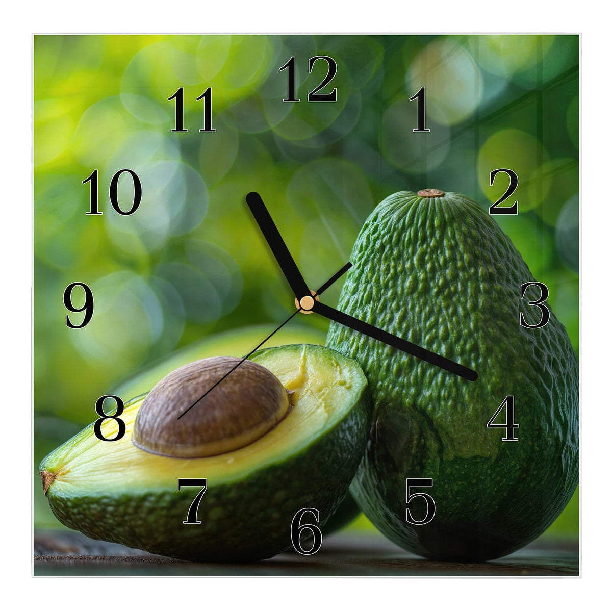 Wanduhr aus Glas, Ziffernblatt Klassisch: Halbierte Avocado mit Kern vor einer ganzen Avocado, grünes Bokeh im Hintergrund