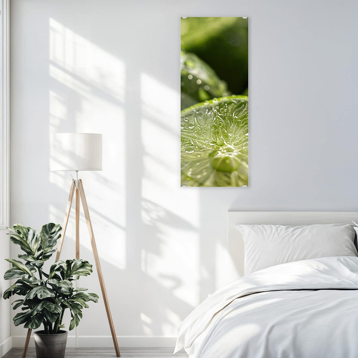 Glasbild Nasse Limettenscheibe an der Wand – Makro einer aufgeschnittenen Limettenhälfte voller Wassertropfen, dahinter unscharfe grüne Limetten