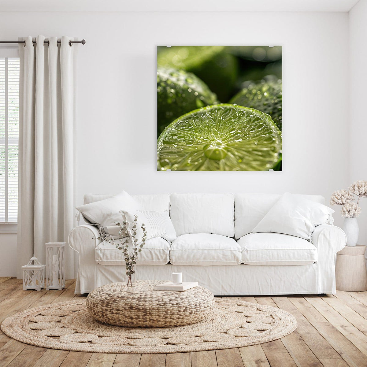 Glasbild Nasse Limettenscheibe an der Wand – Makro einer aufgeschnittenen Limettenhälfte voller Wassertropfen, dahinter unscharfe grüne Limetten