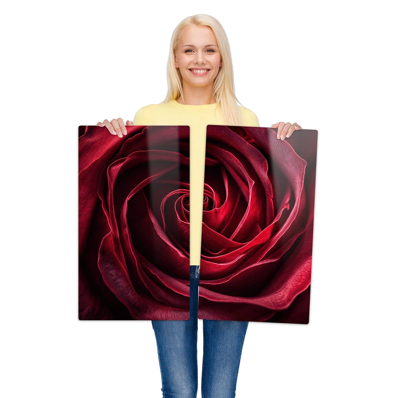 2-teilige Herdabdeckung mit Rose Makroaufnahme-Motiv wird zur Größendarstellung gehalten