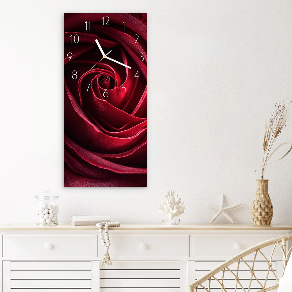 Wanduhr Rose Makroaufnahme aus Glas – Tiefrote Rosenblüte als Spirale