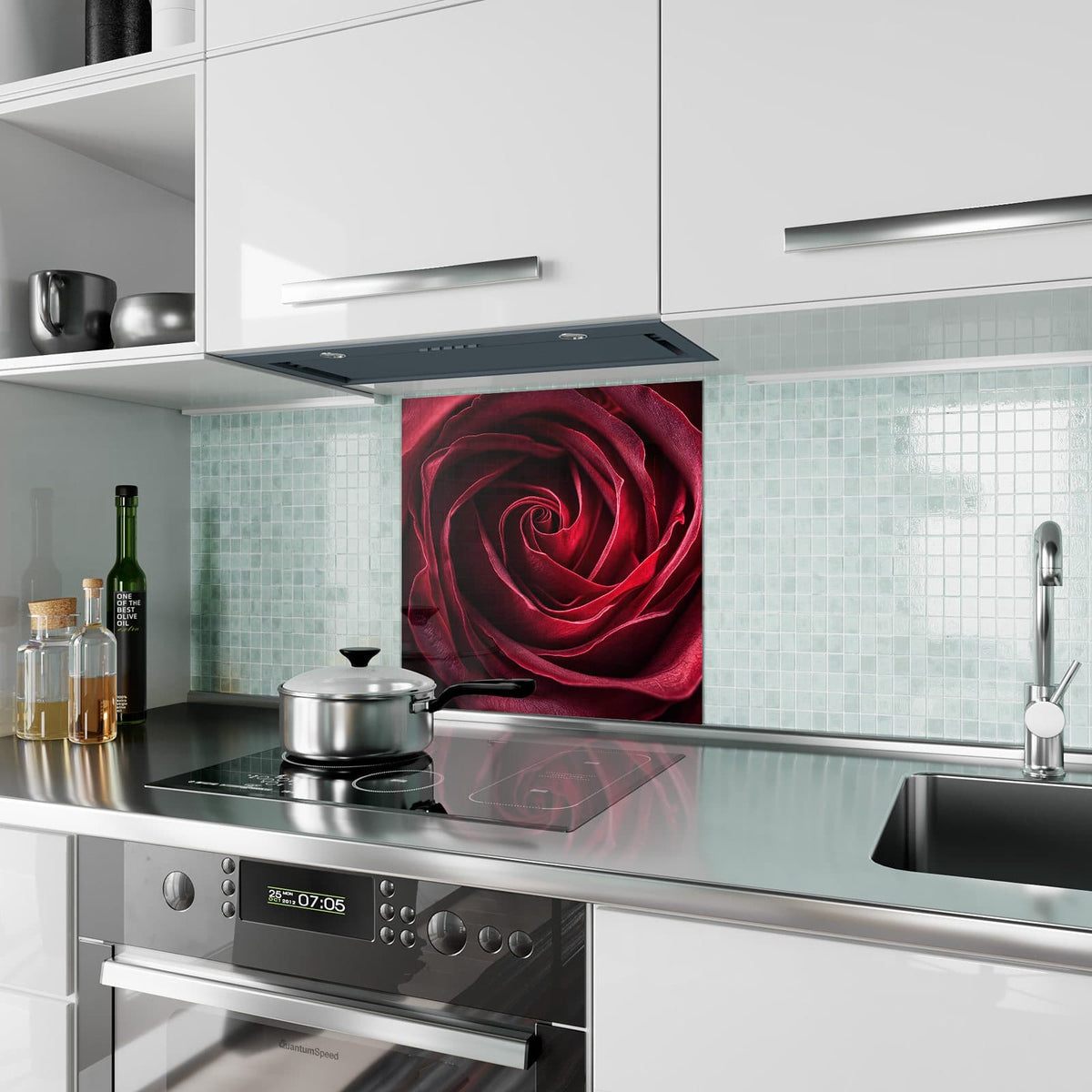 Küchenrückwand aus Glas Tiefrote Rosenblüte im quadratischen Format als Spritzschutz hinter dem Kochfeld, über dem Fliesenspiegel montiert